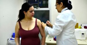 gestante recebe a Vacina VSR no SUS para prevenir bronquiolite