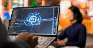 Profissional utiliza notebook com interface de inteligência artificial, simbolizando a adoção de IA no Brasil.