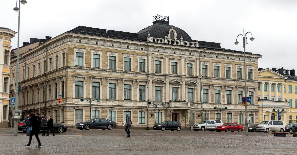 Helsinque zera mortes no trânsito em cenário urbano com pedestres caminhando diante de edifícios históricos.