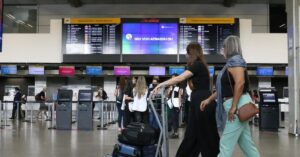 Brasil aumenta número de passageiros e registra fluxo intenso em aeroporto brasileiro.