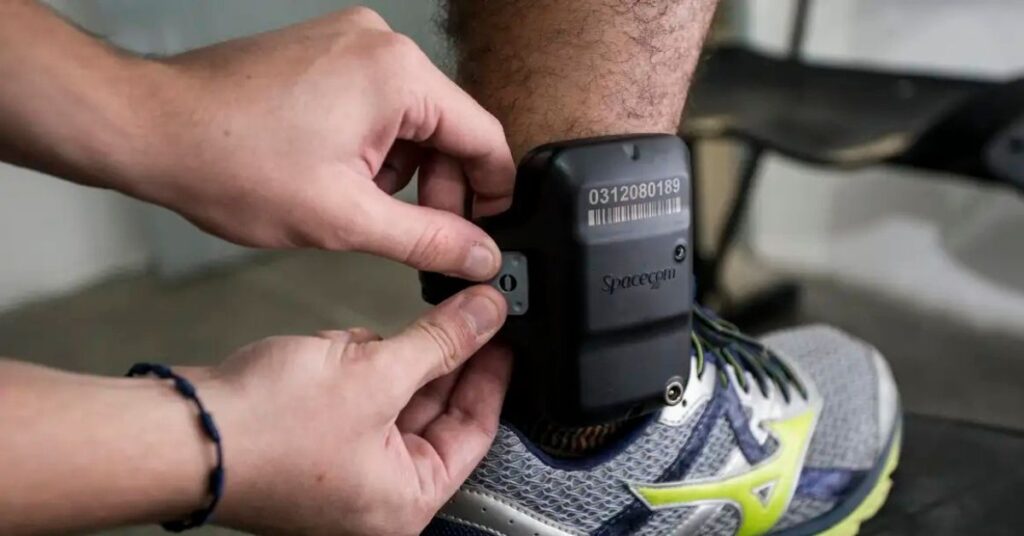 Câmara define novas regras para tornozeleira eletrônica com decisões mais rápidas sobre violações.