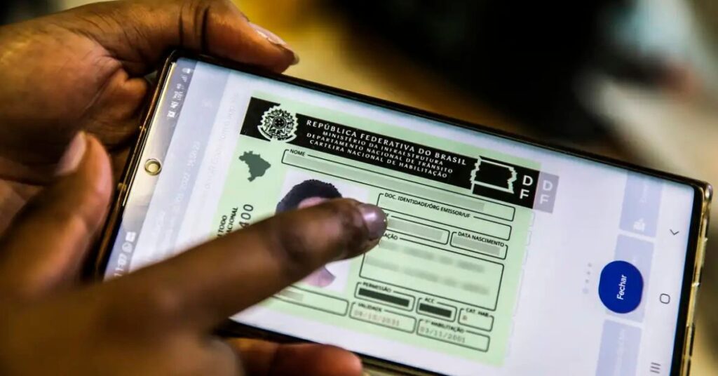 Pessoa acessa carteira de motorista grátis digital no celular
