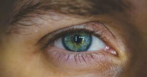 Olho humano em close, ilustrando o foco das pesquisas sobre o chip ocular PRIMA.