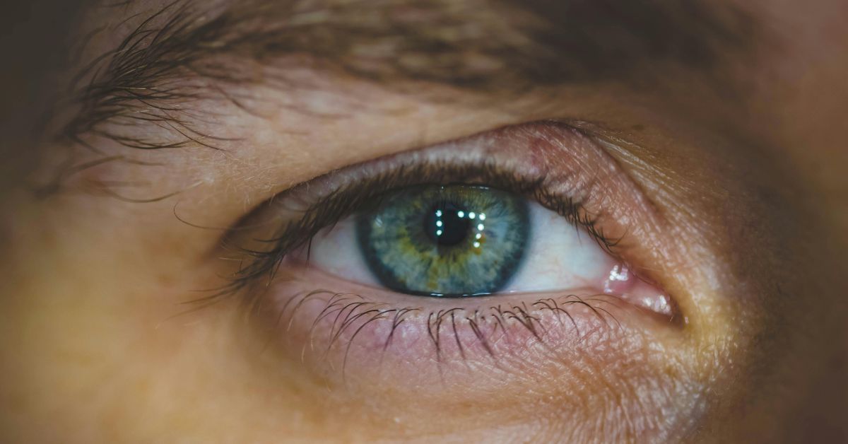 Olho humano em close, ilustrando o foco das pesquisas sobre o implante que devolve leitura.