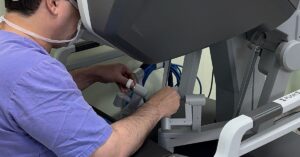 cirurgião da Rede ICC Saúde opera sistema robótico no Hospital Haroldo Juaçaba