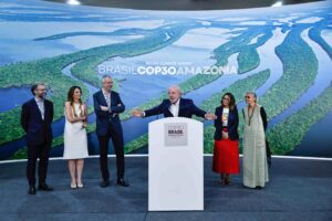 Lula anuncia iniciativas ambientais na COP30 Amazônia ao lado de autoridades, com foco no aporte financeiro Alemanha para ações climáticas.