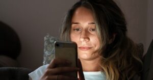 mulher pesquisando sintomas e cibercondria no celular