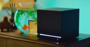 Console Steam Machine 2026 da Valve em ambiente moderno ao lado de aquário.