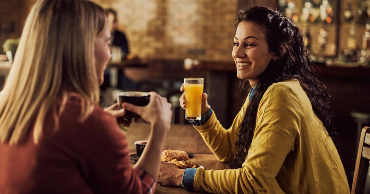 duas mulheres conversam em bar de São Paulo após crise do metanol - mudança de consumo pela crise do metanol