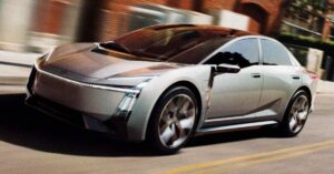 Toyota Corolla elétrico em exibição com design futurista e linhas aerodinâmicas