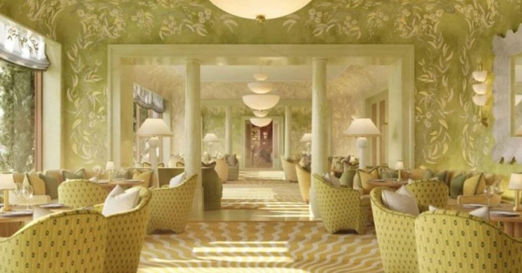 Interior do The Knox, novo hotel de luxo em Dallas, com design elegante e tons de verde.