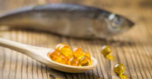 Cápsulas de ômega-3 para o fígado ao lado de peixe fresco