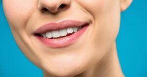 Sorriso saudável após avanços em gel dentário regenerativo
