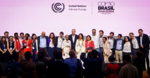 Lideranças e delegações celebram aprovação do Pacote de Belém COP30 durante a conferência climática no Brasil.