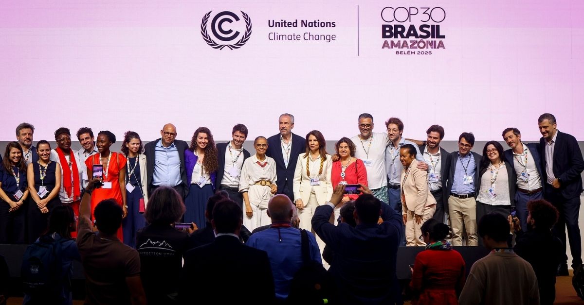 Lideranças e delegações celebram aprovação do Pacote de Belém COP30 durante a conferência climática no Brasil.