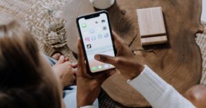 Pessoa usando o celular para acessar redes sociais, cenário que dialoga com Cambridge palavra do ano 2025.