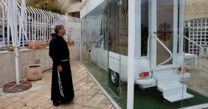 papamóvel para crianças em Gaza transformado em clínica móvel infantil