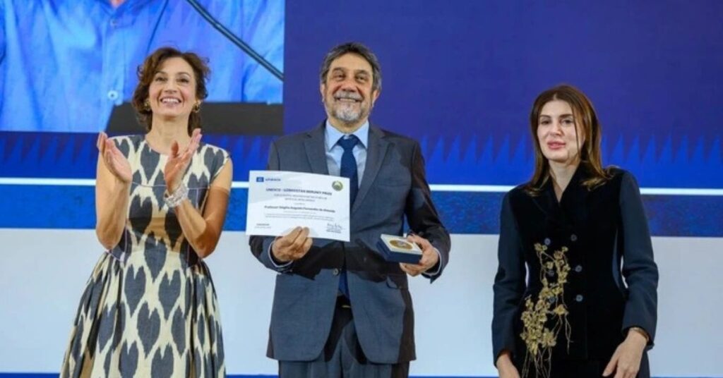 Virgílio Almeida recebe o prêmio de governança digital na Unesco em Paris.