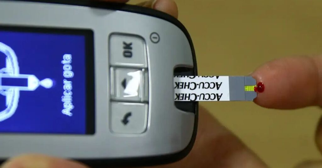 pessoa mede glicose com aparelho durante campanha de prevenção da cegueira