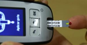 pessoa mede glicose com aparelho durante campanha de prevenção da cegueira