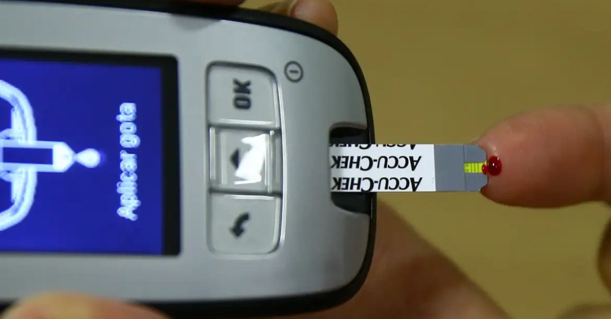 pessoa mede glicose com aparelho durante campanha de prevenção da cegueira