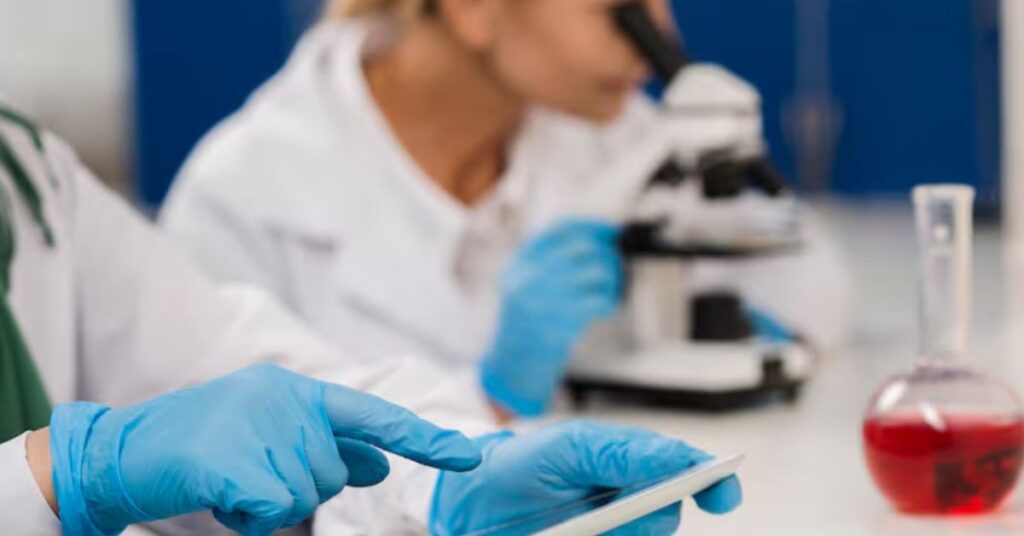 Pesquisadores em laboratório simulando os estudos que apontam remédio para pressão arterial pode tratar câncer.