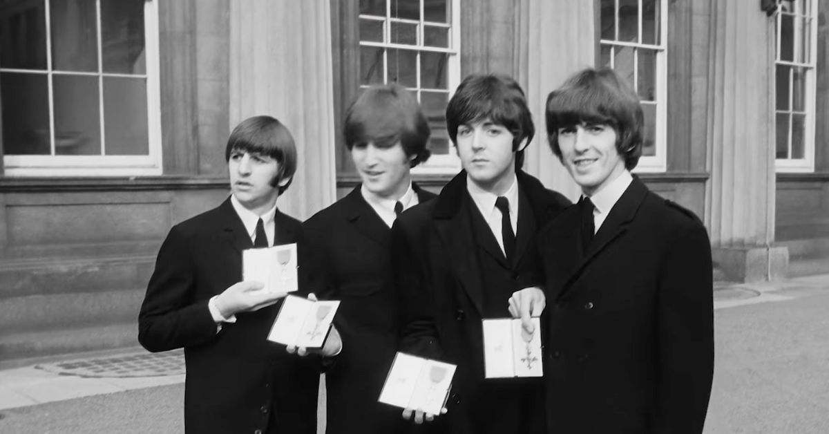 série Anthology dos Beatles em registro histórico do grupo posando com honrarias