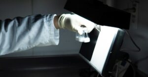 vacina de dose única para a dengue sendo analisada em bancada laboratorial