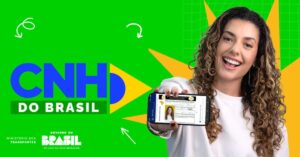 Mulher mostra no celular o App CNH do Brasil com a nova carteira digital