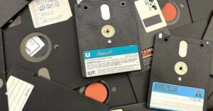 arquivos de Stephen Hawking armazenados em disquetes de diferentes formatos na Biblioteca da Universidade de Cambridge