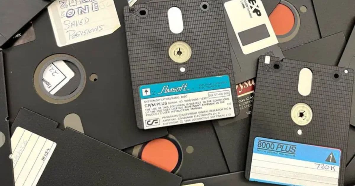 arquivos de Stephen Hawking armazenados em disquetes de diferentes formatos na Biblioteca da Universidade de Cambridge