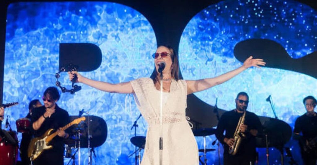 Giovana Bezerra no BS Christmas 2025 durante apresentação no BS Design