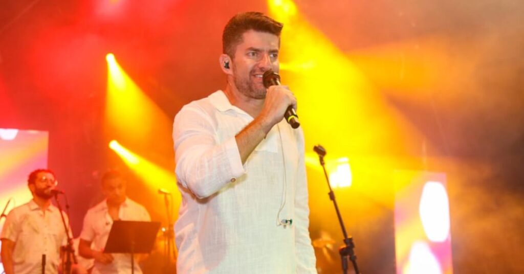 Paulo Benevides se apresenta no palco do BS Christmas 2025 no BS Design Title da imagem (opcional, mas recomendado): Paulo Benevides encerra o BS Christmas 2025 com clássicos internacionais