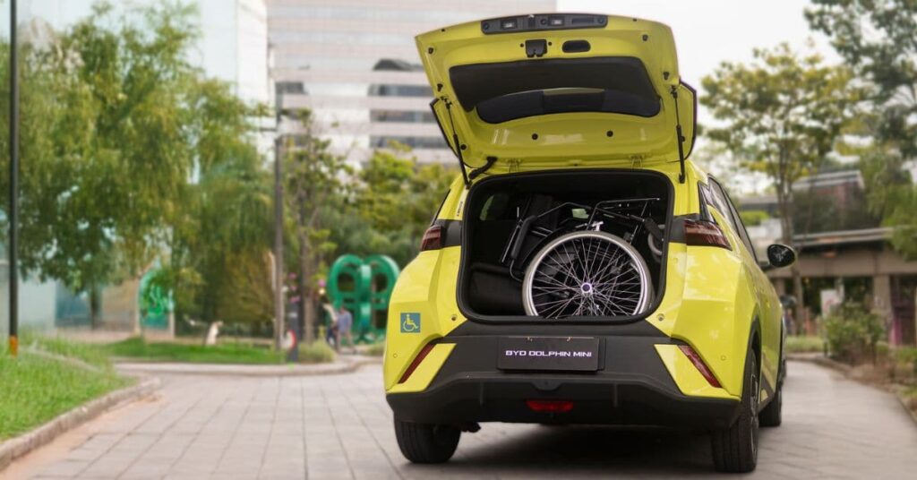 carros elétricos para PcD em 2026 com porta-malas adaptado para cadeira de rodas Legenda (informativa, com crédito BYD / divulgação, sem descrever a imagem): BYD Dolphin Mini — divulgação