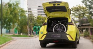 carros elétricos para PcD em 2026 com porta-malas adaptado para cadeira de rodas Legenda (informativa, com crédito BYD / divulgação, sem descrever a imagem): BYD Dolphin Mini — divulgação