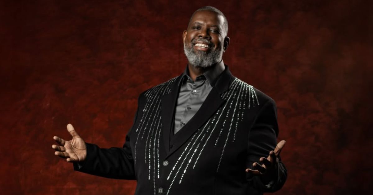 Péricles celebra o Dia do Samba em retrato promocional.