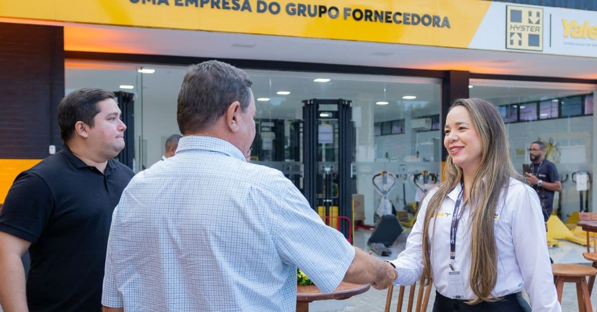 Clientes cumprimentam equipe durante evento do Grupo Fornecedora em Lauro de Freitas