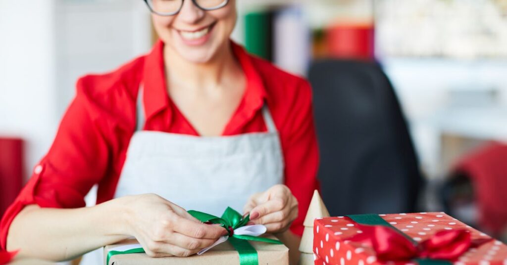 Mulher preparando presentes artesanais como ideias para vender no Natal