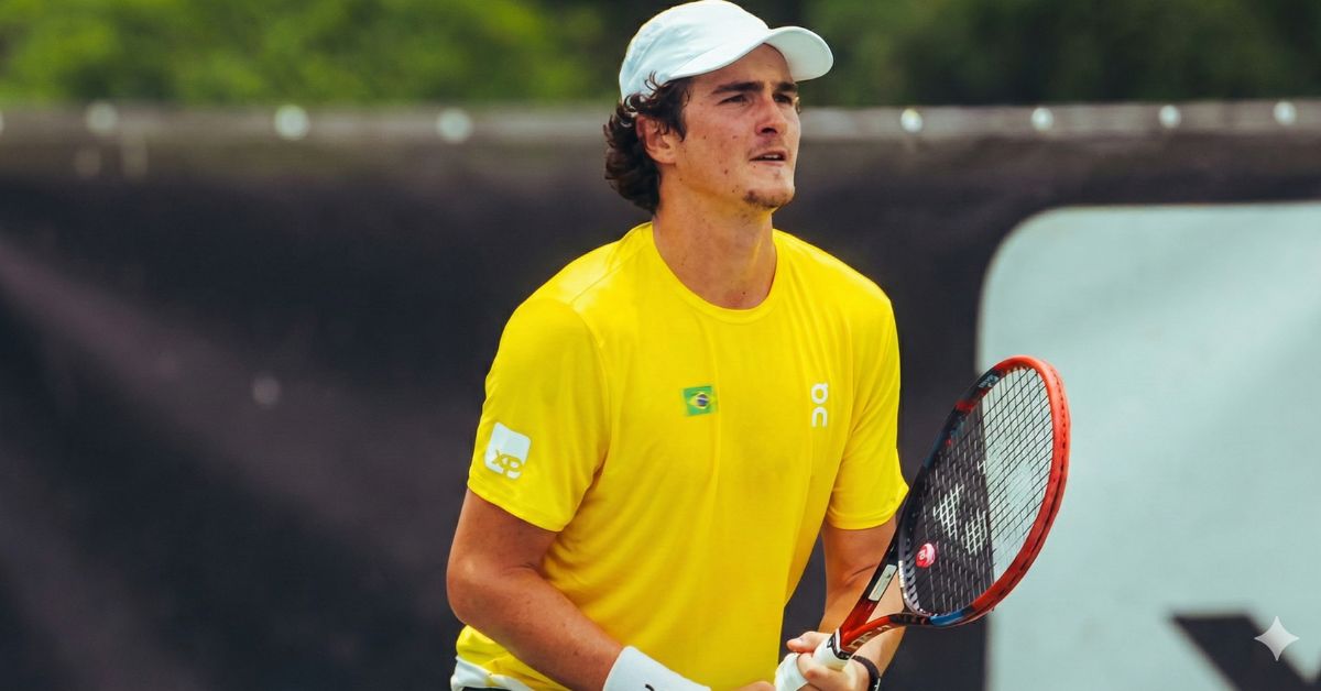João Fonseca no tênis em treino com camisa amarela durante preparação