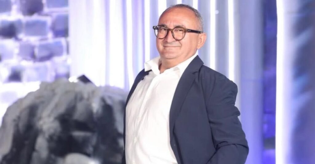 Joel Divo professor posa em estúdio durante gravação de conteúdo digital