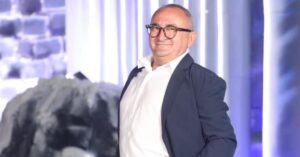 Joel Divo professor posa em estúdio durante gravação de conteúdo digital