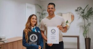 Joel Jota no Guinness World Records segurando certificado oficial do recorde