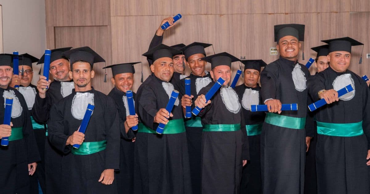 Formandos do Programa Meu Diploma celebram conquista educacional na Marquise Ambiental Legenda (com crédito)