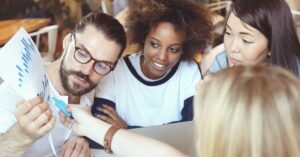 niilismo financeiro na geração z em grupo de jovens analisando dados financeiros Title (atributo título): Niilismo financeiro na geração Z e novas formas de lidar com dinheiro