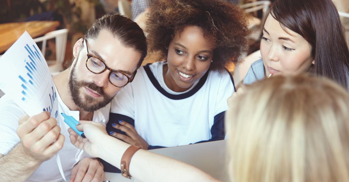 niilismo financeiro na geração z em grupo de jovens analisando dados financeiros Title (atributo título): Niilismo financeiro na geração Z e novas formas de lidar com dinheiro