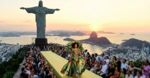 Desfile de moda no Rio com passarela ao ar livre e o Cristo Redentor ao fundo