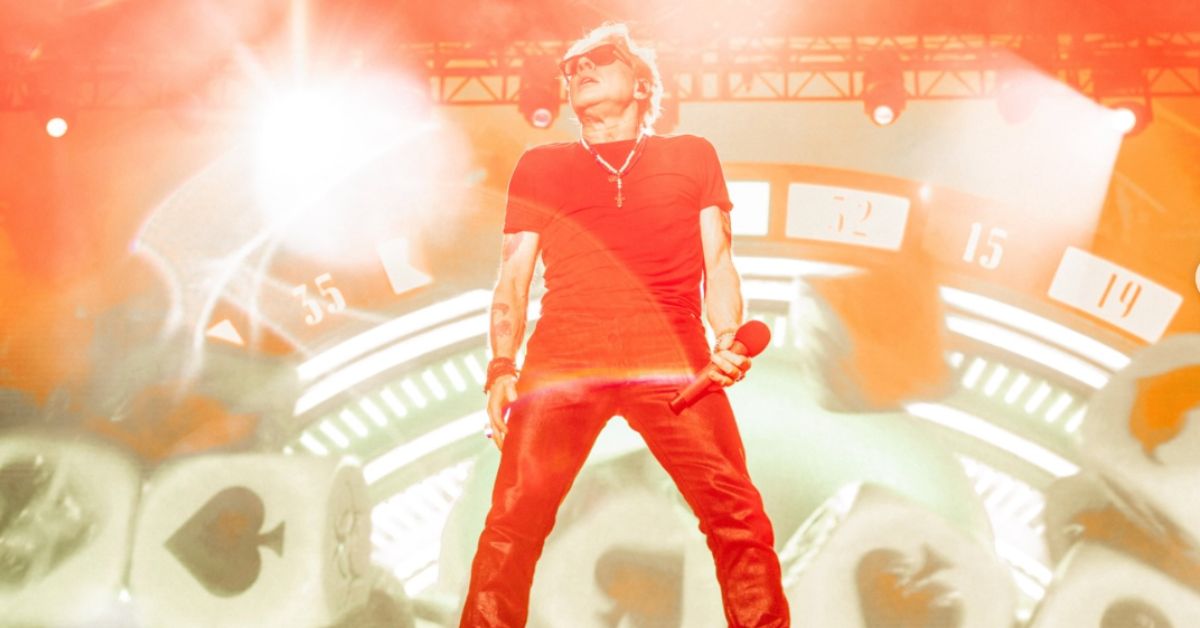 Imagem do Guns N’ Roses em ação no palco destacando estradas de luz e energia, usada para ilustrar cobertura de shows internacionais no Brasil 2026 com referência histórica à passagem da banda por Curitiba na Pedreira Paulo Leminski em outubro de 2025.