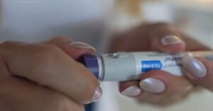 Mãos segurando canetas emagrecedoras utilizadas em tratamentos de obesidade