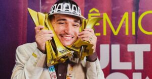 Cantor João Gomes comemora cinco prêmios no Multishow 2025