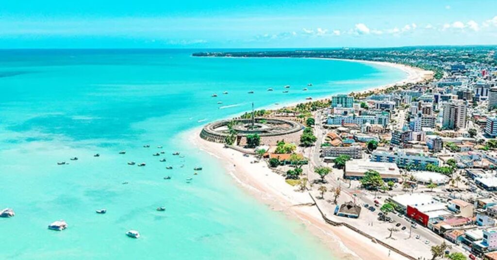 cidade nordestina para Réveillon tranquilo com vista aérea da orla de João Pessoa